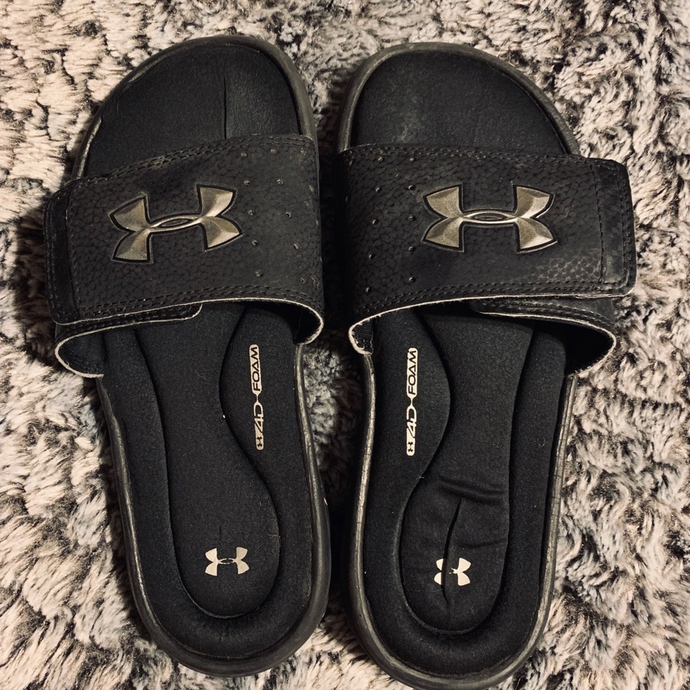 Boys Under Armour slides size 4Y